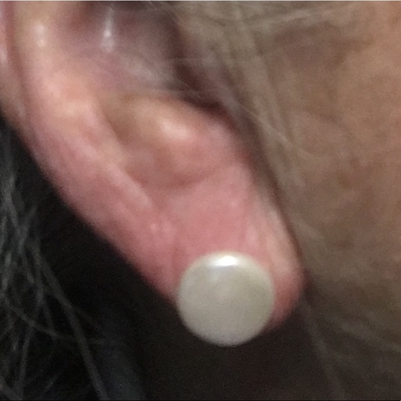 Coin pearl stud pierced earring. - Picture 6 of 7